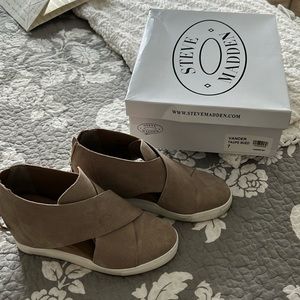 Steve Madden EUC Vander Taupe Suede bootie Size 7